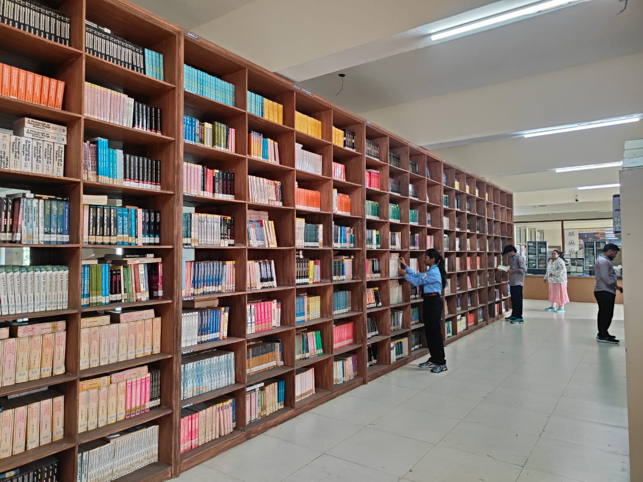 library-shelves-students-browsing